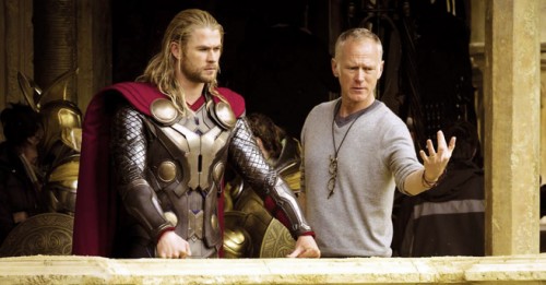 Alan Taylor y Chris Hemsworth en el set de Thor: El Mundo Oscuro.