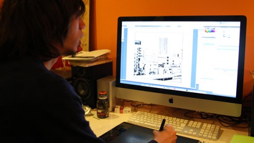 Asano trabajando con su tableta (foto de recre8.jp)