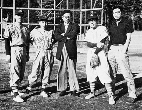 Osamu Tezuka visita a los "Errors", el equipo de béisbol de los mangaka de los Tokiwa-sô; equipo probablemente instigado por Terada