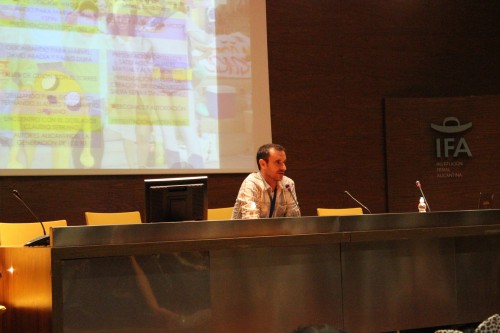 El actor de doblaje Claudio Serrano durante su charla
