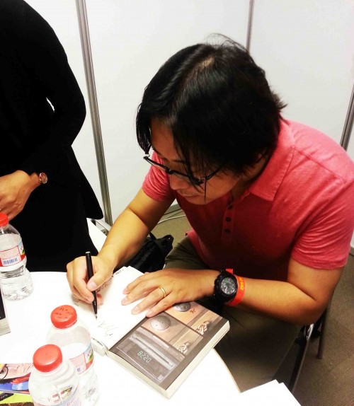 Hanazawa firmando el primer tomo de I am a Hero.
