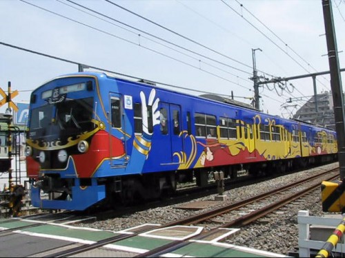 Un tren decorado con personajes de Galaxy Express 999