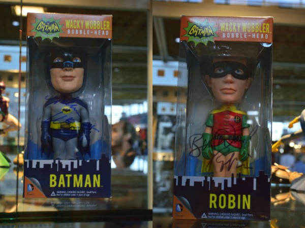Figuras de Adam West y Burt Ward como Batman y Robin firmadas por los actores