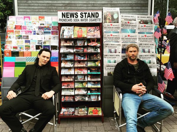 Primera imagen de Thor (Chris Hemsworth) y Loki (Tom Hiddleston) durante el rodaje de Thor: Ragnarok