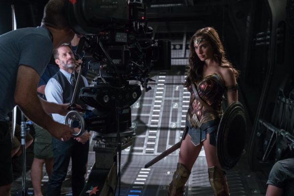 Gal Gadot dirigida por Zack Snyder en el rodaje de Justice League