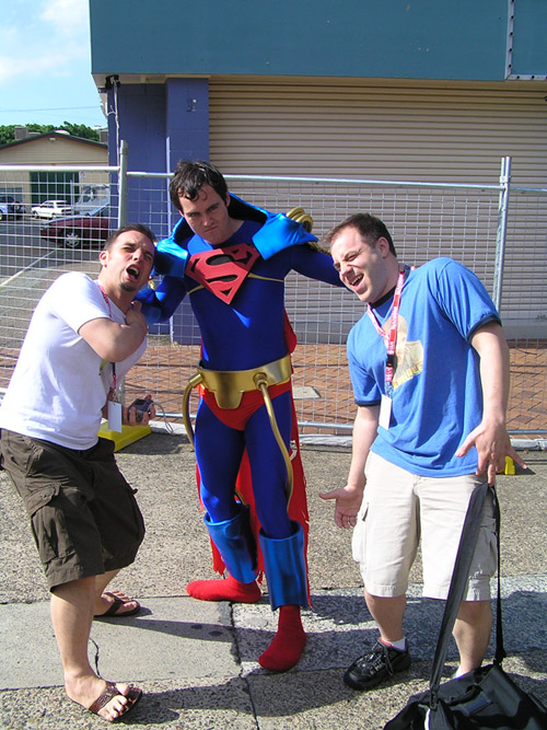 Superboy Prime con Jimenez a un lado y Johns al otro
