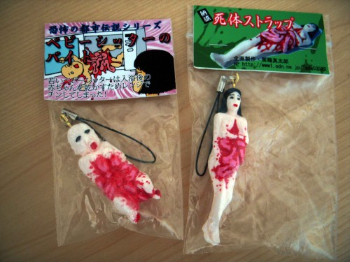 Las figuras diseñadas por Shintaro Kago: Niño muerto porque la canguro lo ha puesto en el microondas y mujer ahogada.