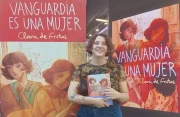 Vanguardia, sin sombrero Clara De Frutos, con un ejemplar de Vanguardia es una mujer