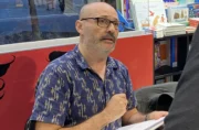 Bernardo Muñoz: «G.I. Gay es ante todo una historia de amor, incluso en tiempos de guerra y represión» Bernardo Muñoz, ilustrador de G.I. Gay, durante la firma del cómic.